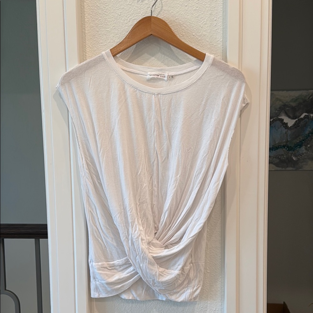 🔴White Twist Front Top